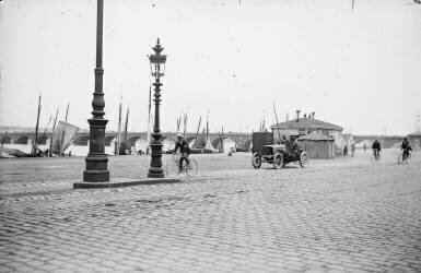 [Voiture avec, en arrière-plan, le Pont de pierre] (anonyme) - Muzeo.com