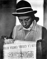 Worker reading El Machete (Tina Modotti) - Muzeo.com