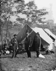 Abraham Lincoln with Allan Pinkerton and Major General John A. McClernand (Alexander Gardner) - Muzeo.com