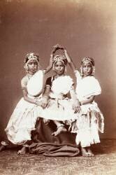 Danseuses (devadasis) de Madras (anonymous) - Muzeo.com