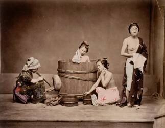 Scène de la vie japonaise, japonaises prenant leur bain, une domestique souffle pour activer le feu (Felice Beato) - Muzeo.com