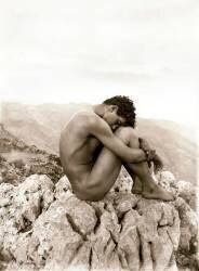 Etude d'un homme nu sur un rocher, Taormina, Sicile (Wilhelm von Gloeden) - Muzeo.com