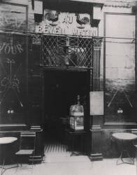 Au Réveil Matin, rue Amelot, 11th Arrondissement (Eugène Atget) - Muzeo.com