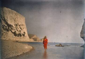 Christina walking on the beach (Mervyn O'Gorman) - Muzeo.com