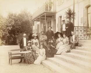 Groupe avec Gustave Eiffel sur les marches du Grand Hôtel d'Evian (anonymous) - Muzeo.com