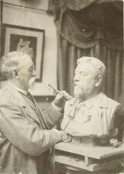 Gustave Crauk travaillant au buste de Gustave Eiffel (anonymous) - Muzeo.com