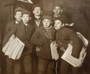 Newsboys (Lewis Wickes Hine) - Muzeo.com