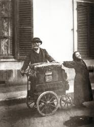 Organ Player (Eugène Atget) - Muzeo.com