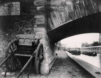 Pont de l'Archevêché, on the corner of Quai de la Tournelle, Paris (Eugène Atget) - Muzeo.com