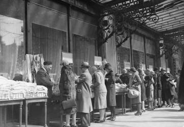 Stalls in front of the Printemps shop in Paris (Keystone) - Muzeo.com