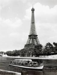 Vue de la Tour Eiffel avec une péniche passant sur la Seine (Hallery) - Muzeo.com