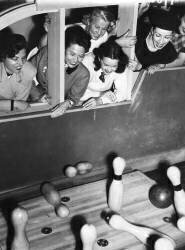 Bowling game (Keystone) - Muzeo.com
