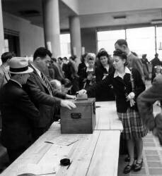 Cantonal Elections in Puteaux (Rue des Archives) - Muzeo.com