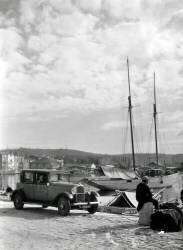 Citroën C6 on a quay in the port of Saint-Tropez between 1928 and 1933 (Archives Terre Blanche) - Muzeo.com