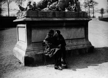 Couple d'amoureux, jardin des Tuileries, paris 1932 (Keystone) - Muzeo.com