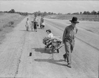 Family walking on highway (Dorothea Lange) - Muzeo.com