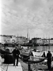 Fishermen folding a net in the port of Saint-Tropez (Archives Terre Blanche) - Muzeo.com