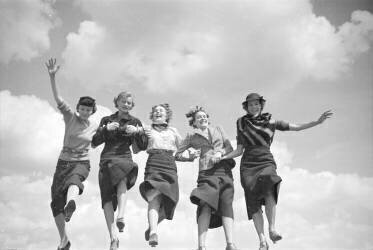 Five Girls Jumping (Toni Frissell) - Muzeo.com