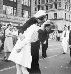Kissing the War Goodbye (Victor Jorgensen) - Muzeo.com