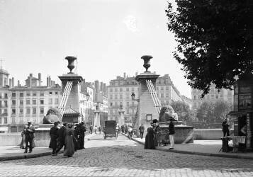 Lyon, France : entrance of the Pont de la Feuillee in 1907 (anonymous) - Muzeo.com