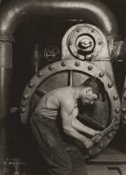 Mécanicien travaillant sur une machine à vapeur (Lewis Wickes Hine) - Muzeo.com