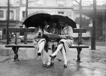 Midinettes sous la pluie à Paris en 1928 (Keystone) - Muzeo.com