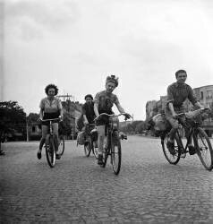 Pentecost Week End, June 8, 1946 : The Bike To Leave The Town (Rue des Archives) - Muzeo.com