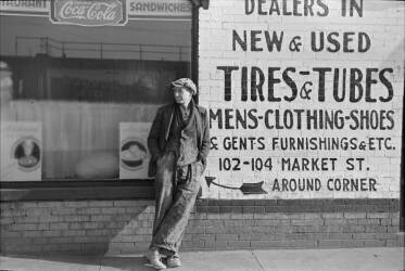 Sidewalk scene near 1st and Market Street, Wilmington, Delaware (Dorothea Lange) - Muzeo.com