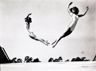 Two gymnasts on a trampoline (Archives Kodak) - Muzeo.com