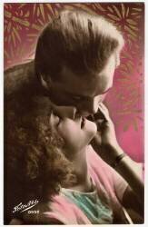 Un couple d'amoureux embrasses passionement, la femme leve la tete vers l'homme qui l'embrasse. (anonymous) - Muzeo.com
