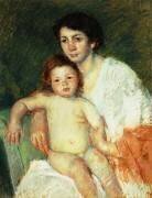 Bébé nu sur les genoux de sa mère reposant son bras droit sur le dossier de la chaise (Mary Cassatt) - Muzeo.com