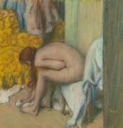 Femme à la toilette, essuyant son pied gauche (Edgar Degas) - Muzeo.com