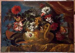 Coupe ornée d'un mascaron de satyre remplie de fleurs, posée près d'un paon (Jean-Baptiste Monnoyer) - Muzeo.com
