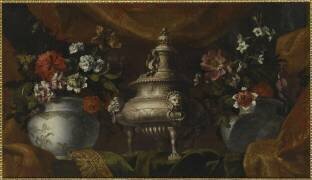 Cassolette d'argent aux armes de France et deux urnes remplies de fleurs (Jean-Baptiste Monnoyer) - Muzeo.com