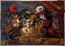 Coupe ornée d'un mascaron de satyre remplie de fleurs, posée près d'un paon (Jean-Baptiste Monnoyer) - Muzeo.com