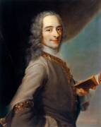 François Marie Arouet de Voltaire, dit Voltaire (1694-1778) - tenant un exemplaire de 