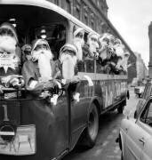 100 Santa Claus in A Special Bus in Paris December 19, 1966 (Rue des Archives) - Muzeo.com