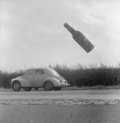 A flying beer bottle, advertisemnt for a brewery near Ypres in Belgium, August 22, 1960 (Rue des Archives) - Muzeo.com