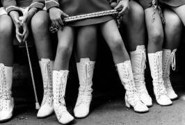 A group of majorettes (Hervé Gloaguen) - Muzeo.com
