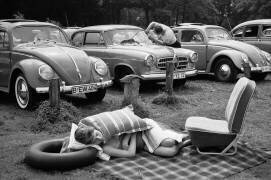 A nap in a parking lot on Wannsee-Lake (Erich Lessing) - Muzeo.com