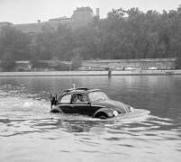 An amphibious Volkswagen car on the Seine river in Paris (Rue des Archives) - Muzeo.com