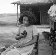 Argentine - Jeune buveuse de maté (Paul Almasy) - Muzeo.com