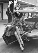 Arrivée de l'actrice française Claudine Auger à l'aéroport de Londres en 1965 (Keystone) - Muzeo.com