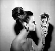 B59494 The New Hairdressing Line The Parisian Helmet To Present Lammode New Dominique A Parisian Model A Adopts This Hairstyle Created By Charles of The Ritz With A Top Bun On Top Of The Head On January 24, 1963 (b/w photo) (Rue des Archives) - Muzeo.com