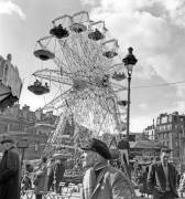 Big Wheel at Fun Fair in Paris March 29, 1959 (Rue des Archives) - Muzeo.com