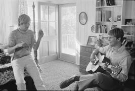 Brothers Beau Bridges and Jeff Bridges writing a song (Orlando Suero) - Muzeo.com