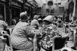 Café à Francfort-sur-le-Main (Hans W. Mende) - Muzeo.com