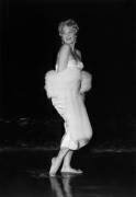 Cannes Film Festival : Magali Noel on The Beach, May 11, 1960 (Rue des Archives) - Muzeo.com