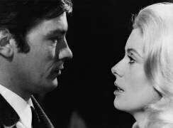 Catherine Deneuve et Alain Delon dans Un flic (Collection Christophel) - Muzeo.com