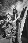 Dennis Hopper and wife Michelle Phillips on a ladder in New Mexico (Orlando Suero) - Muzeo.com